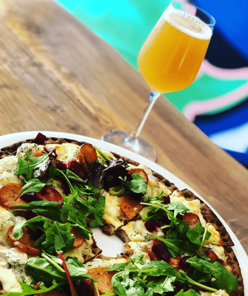 Knäckebrödspizza och ett glas öl på UDDA